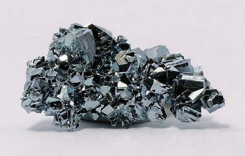 Ruthenium là một thành viên của gia đình bạch kim và ở mức 263 USD mỗi ounce. Các nhà sản xuất lớn nhất của Ruthenium là Nam Mỹ, Bắc Mỹ, Nga, Ukraine và Canada.