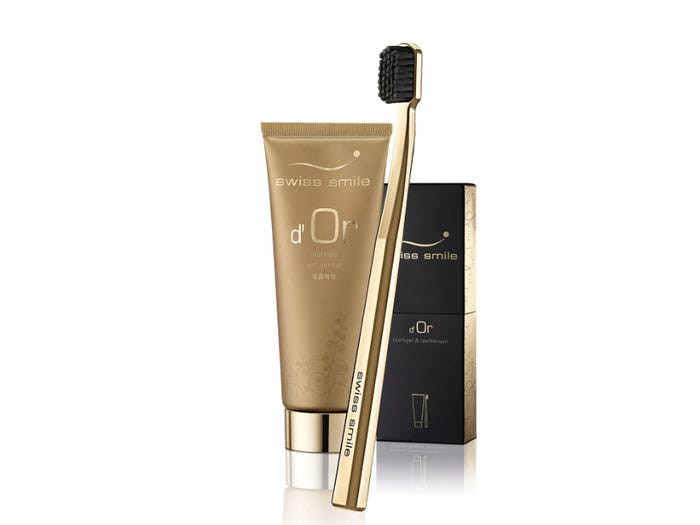 Công ty nha khoa của Thụy Sĩ Swiss Smile đã phát hành bộ bàn chải đánh răng và kem đánh răng trị giá 119 USD (2,7 triệu đồng). Kem đánh răng được cho là chứa bụi vàng 23,75 carat trong khi bàn chải đánh răng được mạ vàng thật.