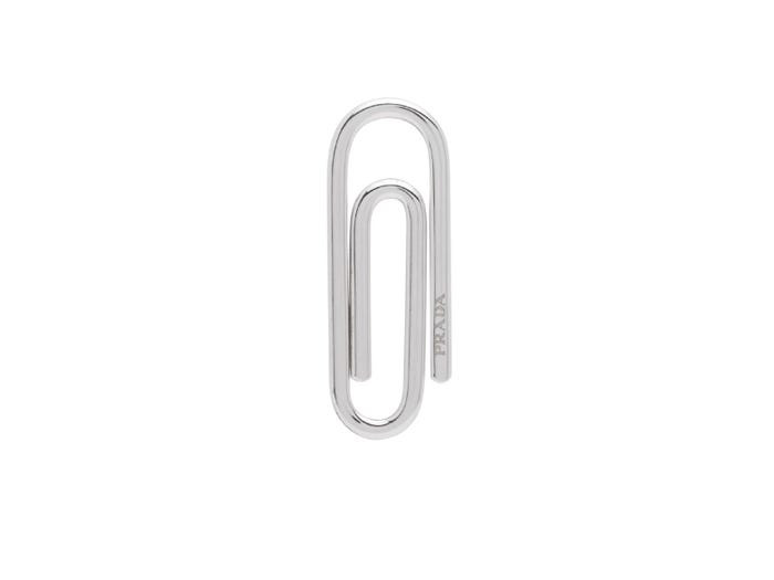Một chiếc kẹp giấy/kẹp tiền như bình thường dập thêm logo Prada được bán với giá 240 USD (5,5 triệu đồng).