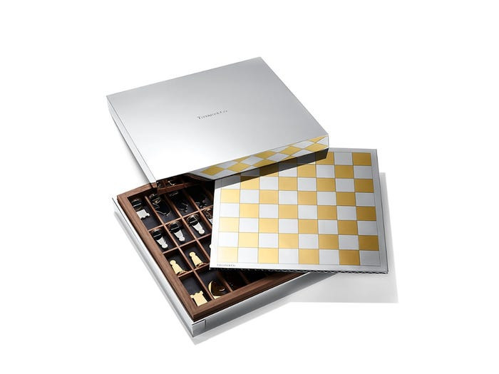 Bộ cờ vua trị giá 75.000 USD (1,7 tỷ đồng) bằng vàng 24k đến từ thương hiệu Tiffany. Nguồn ảnh: Business Insider.