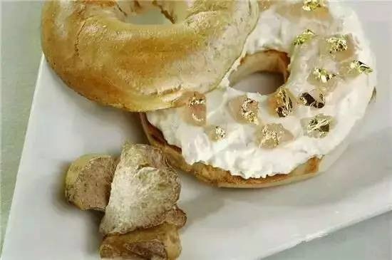 Chiếc bánh mì dát vàng trị giá 1.000 USD (khoảng 24 triệu đồng) bao gồm kem chế từ nấm trắng siêu quý hiếm, pho mát thượng hạng. Ảnh: @manilasocialclub.