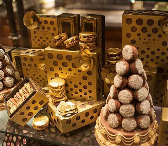 Chiếc bánh dát vàng này là tuyệt tác kết hợp giữa cửa hàng bánh ngọt Ladurée nổi tiếng ở Paris và hãng thời trang Marni. Bánh có giá 100 USD (2,4 triệu đồng). Ảnh: CNN.