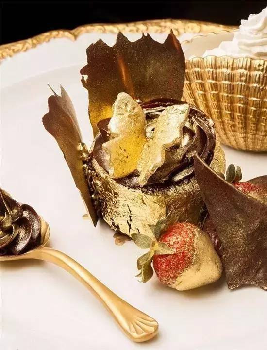 Xuất xứ từ Dubai, chiếc bánh dát vàng này cũng xứng tầm đẳng cấp với các đại gia ở vương quốc dầu mỏ khi nó bao gồm đậu vani thượng đẳng của Uganda, dâu tây hữu cơ và sô cô la từ hãng Amedei nổi tiếng. Ảnh: CNN.