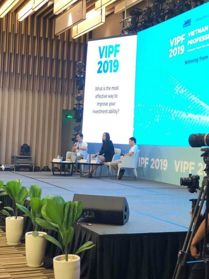 Tại Diễn đàn Đầu tư Việt Nam - Vietnam Investment Professionals Forum (VIPF) năm 2019 mới đây, Hoa hậu Mai Phương Thúy có những chia sẻ về cách hiệu quả nhất để phát triển khả năng đầu tư. Ảnh: Vietnambiz.
