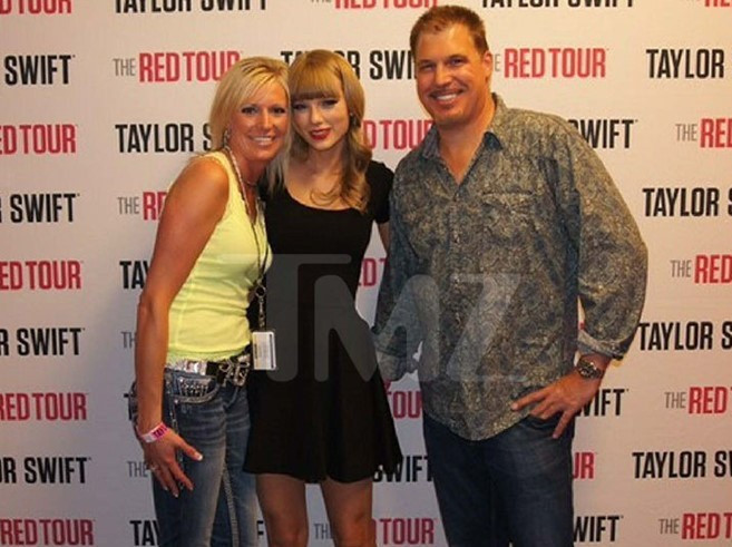 6 năm trước, Taylor Swift kiện DJ David Mueller vì cố tình luồn tay xuống váy, sàm sỡ vòng ba của cô tại hậu trường đêm nhạc ở Denver, Colorado (Mỹ). Giọng ca Look What You Made Me Do đã rất cương quyết theo đuổi vụ kiện này và cuối cùng Mueller thua kiện nhưng chỉ phải bồi thường một khoản "tượng trưng" vỏn vẹn 1 USD cho nữ ca sĩ.