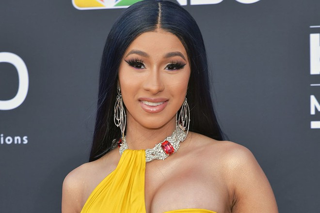 Cuối tháng 9, tham gia chương trình Untold Stories of Hip Hop, Cardi B trải lòng về lần bị một nhiếp ảnh gia quấy rối tình dục khi mới vào nghề. "Trong một buổi chụp hình, hắn ta đến gần, cởi quần ra và hỏi tôi có muốn nổi tiếng hay không. Lúc ấy tôi đã rất tức giận và la hét, mắng vào mặt gã ta", cô nói. Rapper đình đám không tiết lộ danh tính người này song cô tâm sự rằng sẽ không bao giờ quên được cuộc gặp gỡ đáng sợ đó.