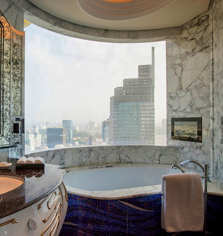 Ở các phòng tắm có bồn tắm với view nhìn ra trung tâm thành phố. Ảnh: Booking