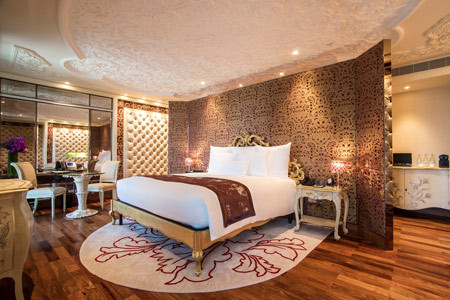 Mỗi phòng đều được trang bị nội thất xa hoa từ các thương hiệu hàng đầu của Ý. Ảnh: Booking