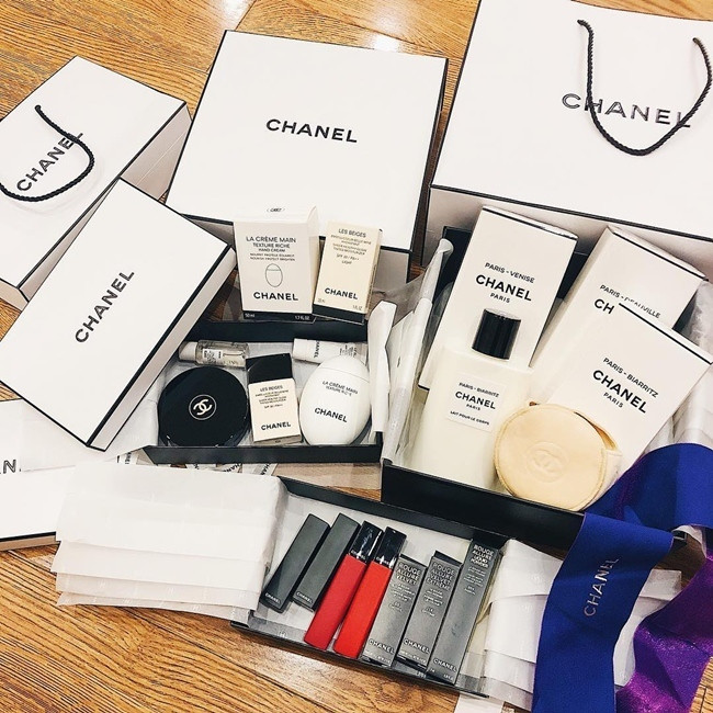 Quỳnh Anh là một tín đồ của thương hiệu Chanel từ thời trang tới mỹ phẩm. Ảnh: FBNV.