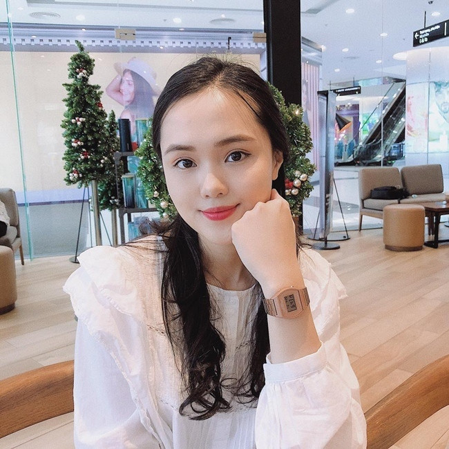 Đây không phải là lần đầu tiên, Quỳnh Anh đăng tải những món đồ hàng hiệu đắt tiền. Trên Instagram cá nhân, bạn gái Duy Mạnh chia sẻ nhiều hình ảnh cuộc sống đời thường sang chảnh. Ảnh: Dân Việt.