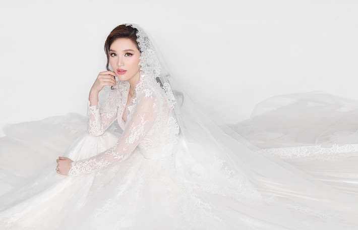 Sau nhiều đồn đoán, cuối cùng ca sĩ Bảo Thy đã xác nhận cô sẽ kết hôn. Lễ cưới được tổ chức tại nhà thờ vào ngày 15/11 và tiệc cưới diễn ra tại một khách sạn sang trọng trên tầng cao nhất của tòa nhà Times Square (TP HCM). Ảnh: Zing.