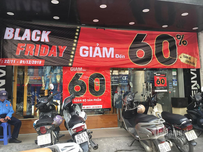 Từ trước ngày Black Friday, các cửa hàng từ nhỏ cho tới những thương hiệu lớn ồ ạt giảm giá khủng với đủ mặt hàng như: thời trang, nội thất, điện tử điện lạnh, mỹ phẩm, đồng hồ, túi xách...Ảnh: Vietnamnet.