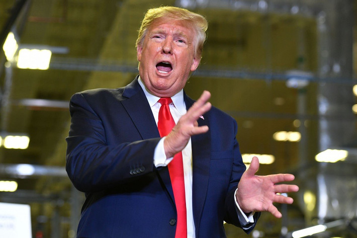 Sống trong thời đại 4.0 nhưng tỷ phú Donald Trump lại mù công nghệ. Theo tạp chí TheNextWeb, ông thậm chí không thường xuyên mang theo smartphone, mà chỉ dùng một loại điện thoại với chức năng nghe - gọi đơn giản.