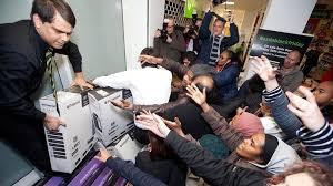 Cuối những năm 80, Black Friday lan rộng khắp nước Mỹ với ý nghĩa tích cực là ngày mua sắm siêu rẻ.
