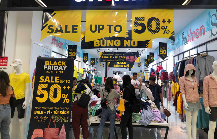 Những năm 50, cảnh sát Philadelphia dùng cụm từ "Black Friday" để nói về ngày giữa Lễ Tạ ơn và trận thi đấu bóng bầu dục Army-Mavy game.