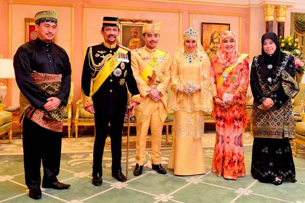 Theo tờ Bukialsports, Hoàng gia Brunei đã quyết định 'chơi lớn' khi tuyên bố sẽ thưởng nóng 20 triệu đô la Brunei (gần 350 tỷ đồng)cho U22 Brunei nếu đội nhà có điểm trước U22 Việt Nam ở trận ra quân. Ảnh: Independent.