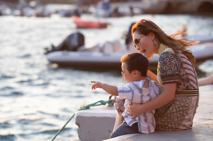 Bà xã của Đan Trường tiết lộ bí quyết dạy con của mình là cho con đi du lịch nhiều. Ảnh: Khám phá.