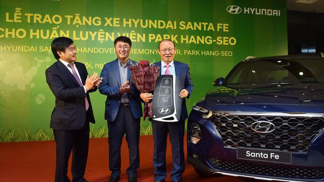 Sau khi giúp Việt Nam lọt vào 1 trong 8 đội mạnh nhất châu Á tại Asian cup 2019, giữa tháng 4/2019, Tập đoàn Thành Công, doanh nghiệp lắp ráp xe Hyundai (Hàn Quốc) tại Việt Nam đã chính thức tặng ông Park chiếc xe đa dụng cao cấp nhất của hãng này - Hyundai Santa Fe Premium.