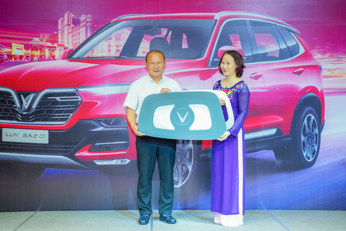 Để tri ân những đóng góp to lớn của HLV Park Hang-seo cho bóng đá Việt Nam, đặc biệt là thành tích đứng đầu bảng G vòng loại World Cup 2022 khu vực châu Á và chuỗi 14 trận bất bại liên tiếp, sáng 21/11/2019, Công ty TNHH Sản xuất và Kinh doanh VinFast đã trao tặng HLV Park Hang-seo một chiếc xe Lux SA2.0.