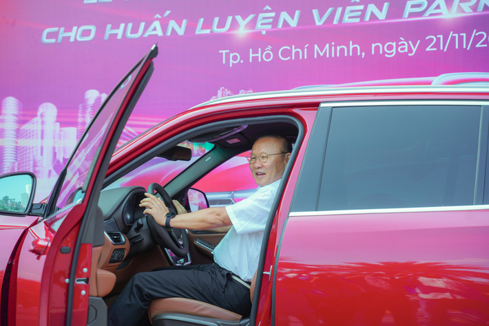 Chiếc Lux SA2.0 làm phần thưởng cho thầy Park có giá niêm yết 1,414 tỷ đồng (gồm VAT).