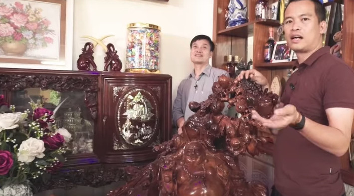 Tủ chè là món nội thất được ưa chuộng của nhiều gia đình Việt ở quê. Ảnh: Vlog Minh Hải