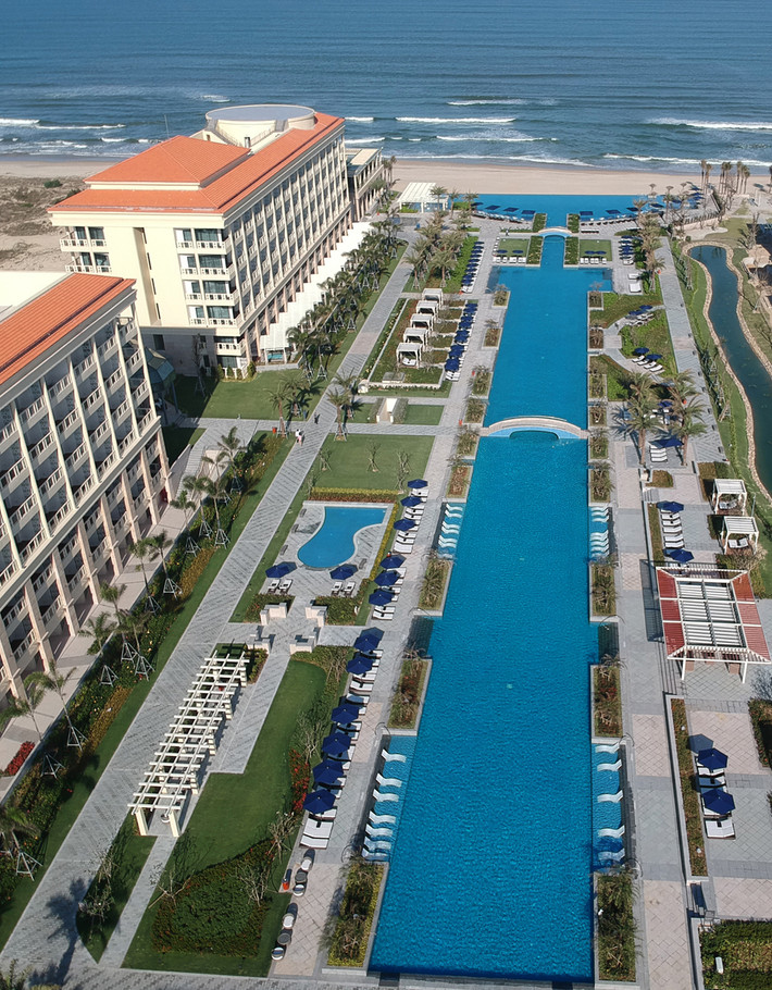 Sheraton Grand Danang Hotel Resort bao gồm 2 khu khách sạn cao 6 tầng. Khu thứ nhất gồm 130 phòng nghỉ và phòng suite, với căn phòng đại sứ sang trọng. Ảnh: Zing.