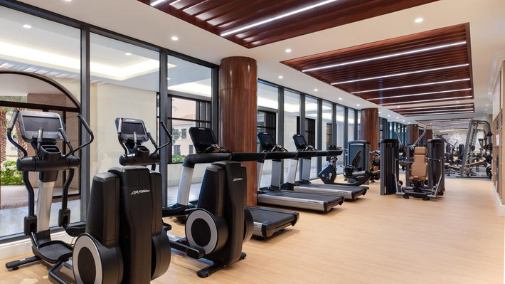 Trong khuôn viên còn có trung tâm thể dục đầy đủ trang thiết bị hiện đại. Ảnh: Booking.