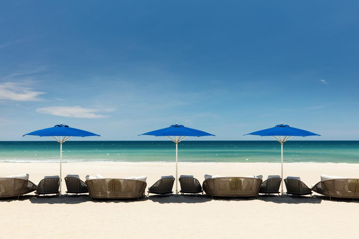 Khu vực bãi biển riêng rộng rãi ấn tượng tại Sheraton Grand Danang Hotel Resort. Ảnh: Booking.