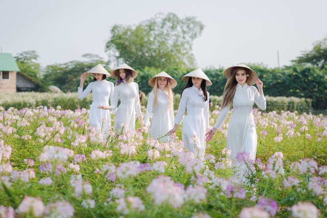 Nicole cho hay, cô rất hạnh phúc khi đến Long Biên, Hà Nội chụp được những bức ảnh đẹp để làm kỷ niệm.