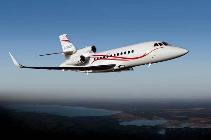 Trong đó, máy bay Falcon 8X có chiều dài 24,5 m, chiều rộng sải cánh 26,3 m, chiều cao 7,9 m, khoang hành khách dài 13 m.