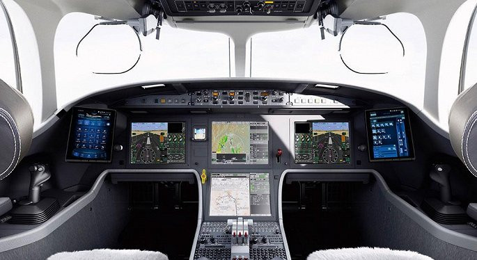 Buồng lái máy bay Falcon 8X thiết kế hiện đại với màn hình hiển thị rộng, hệ thống radar thời tiết 3D giúp phát hiện nhiễu động không khí tốt hơn.