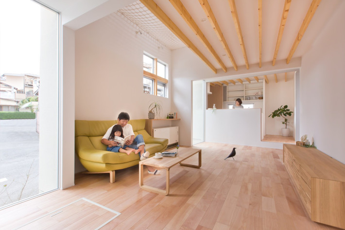 Tại các phần góc nhà, kiến trúc sư không bó hẹp mà xử lý rất khéo bằng lối thiết kế mở để xóa tan đi cảm giác xô lệch.