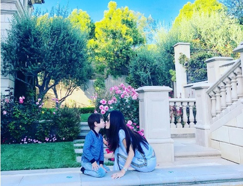 Dù cuộc sống giàu sang nhưng Mimi Morris vẫn tự tay làm rất nhiều việc như nấu ăn, đưa con đi học...