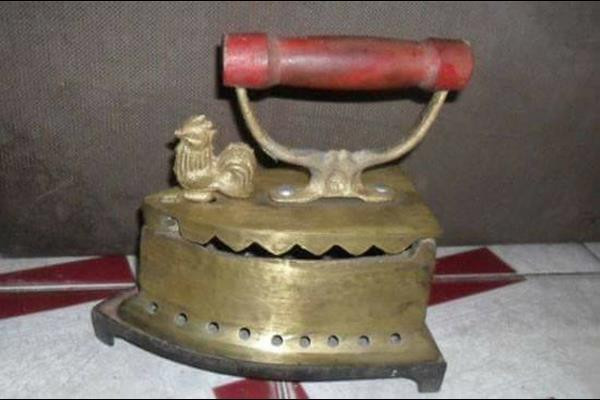 Thời bao cấp, người dân thường sử dụng bàn ủi con gà bằng gang và làm nóng bằng than. Ngày nay, món đồ xưa cũ này có giá bán từ 350.000 đồng/chiếc trên các trang bán hàng online. Ảnh: Dân Việt.