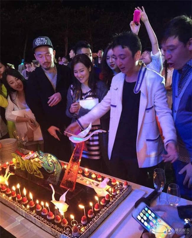 Mỗi khách đến dự sự kiện sinh nhật của chàng thiếu gia này đều được nhận một chiếc iPad. Bữa tiệc còn mời cả nhóm nhạc Hàn Quốc sang biểu diễn.