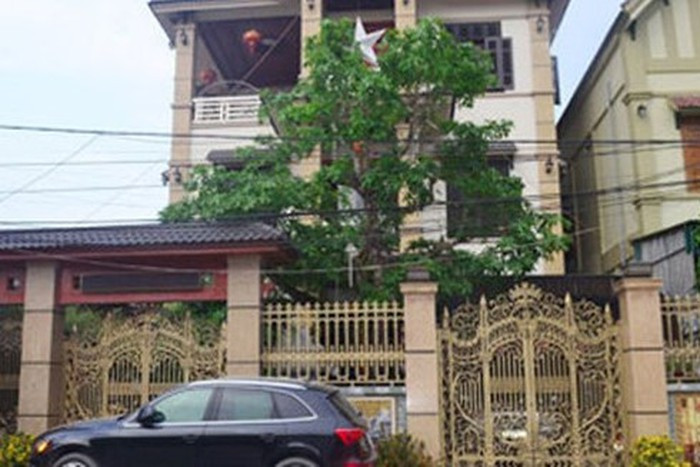 Những chuyến xe chạy sang Lào rồi về nước, mang lại nguồn thu nhập không nhỏ cho người dân Diễn Tháp. Ảnh: Anninhthudo.