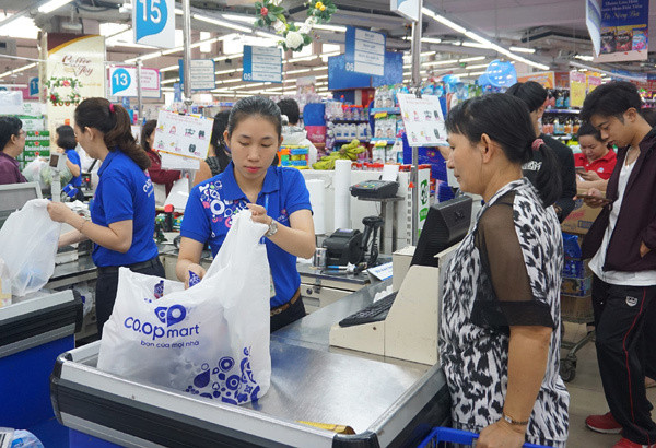 Ngoài việc giảm giá cho các hộp quà tặng, siêu thị còn triển khai chương trình ưu đãi, tặng kèm quà tặng giá trị. Ảnh: Vietnamnet.