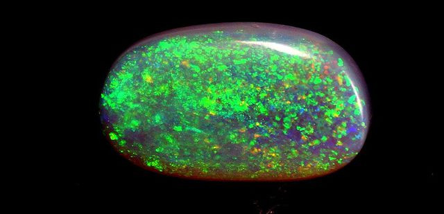Dù có tên Opal đen song loại đá quý này lại có màu cầu vồng và hầu như chỉ có ở Úc, đặc biệt là vùng New South Wales. Giá của loại đá này là 3.500 USD/carat. Nguồn ảnh: Tanzaniteexperience