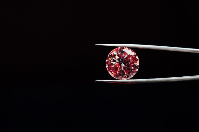 Ruby đỏ có tất cả các đặc tính như kim cương, nhưng không giống như kim cương thông thường, nó cực kì quý hiếm. Hiện chỉ có khoảng 30 viên kim cương đỏ được tìm thấy ở Brazil, Ấn Độ và Nga. Do đó, kim cương đỏ được bán với mức 1 triệu USD/carat.