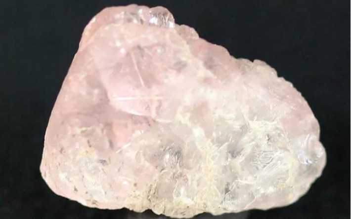 Được phát hiện đầu tiên vào những năm 1960 tại núi St. Hilaire (Quebec, Canada), Poudrette được đặt theo tên của gia đình ở Mont St. Hilaire, chủ của mỏ đá nơi khoáng chất này ban đầu được tìm thấy. Với 9,41 carat, viên đá quý này được cho là loại poudretteite lớn nhất còn tồn tại.