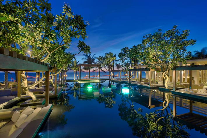 Naman Retreat (Trường Sa, Ngũ Hành Sơn, Đà Nẵng) chào đón du khách với hồ bơi ngoài trời và khu vực bãi biển riêng. Nơi đây cung cấp các phòng nghỉ được bài trí sang trọng với giá phòng từ 7 triệu đồng/đêm. Ảnh: Dulich24.
