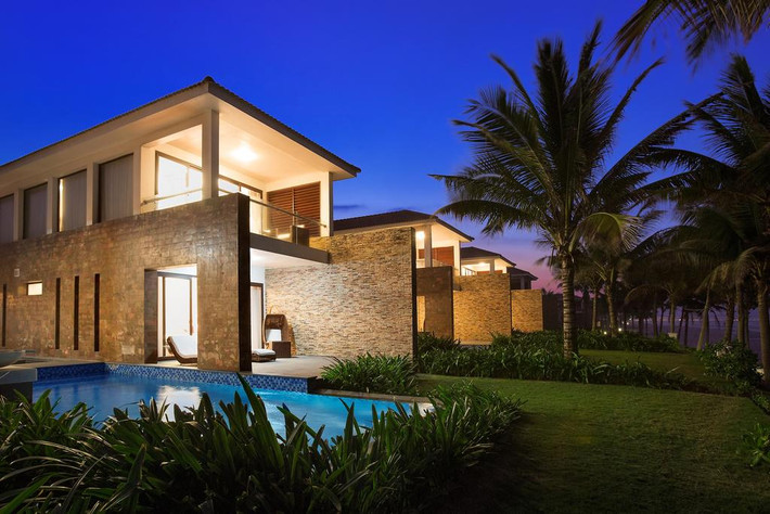 Tọa lạc giữa khung cảnh núi Ngũ Hành Sơn, Vinpearl Da Nang Resort & Villas cung cấp các phòng nghỉ sang trọng bên những bãi cát nguyên sơ của Bãi biển Non Nước. Resort có 5 hồ bơi ngoài trời, spa đầy đủ dịch vụ và tiện nghi tập thể dục. Ảnh: Dulich24.