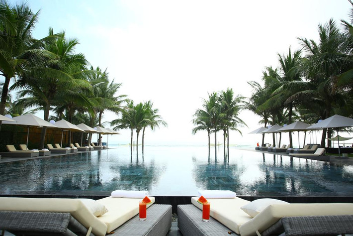 Nằm trên bãi biển Mỹ Khê xinh đẹp, Fusion Maia Resort cung cấp chỗ nghỉ 5 sao ở thành phố Đà Nẵng và có hồ bơi ngoài trời với thác nước. Ảnh: Dulich24.