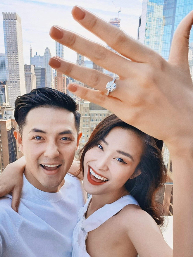 Trước đó, Sáng 9/7, Đông Nhi khéo khoe chiếc nhẫn đính hôn sang trọng. Ảnh: FBNV.