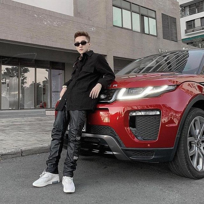 Năm 2016, nam ca sĩ tậu chiếc Range Evoque màu đỏ. Đây là dòng xe thuộc thương hiệu hạng sang của Anh Quốc có giá bán gần 3 tỷ đồng.