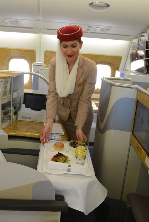Để được làm việc cho Emirates Airlines, tiếp viên ít nhất phải có bằng tốt nghiệp trung học phổ thông và không có hình xăm lộ ra khi mặc đồng phục.