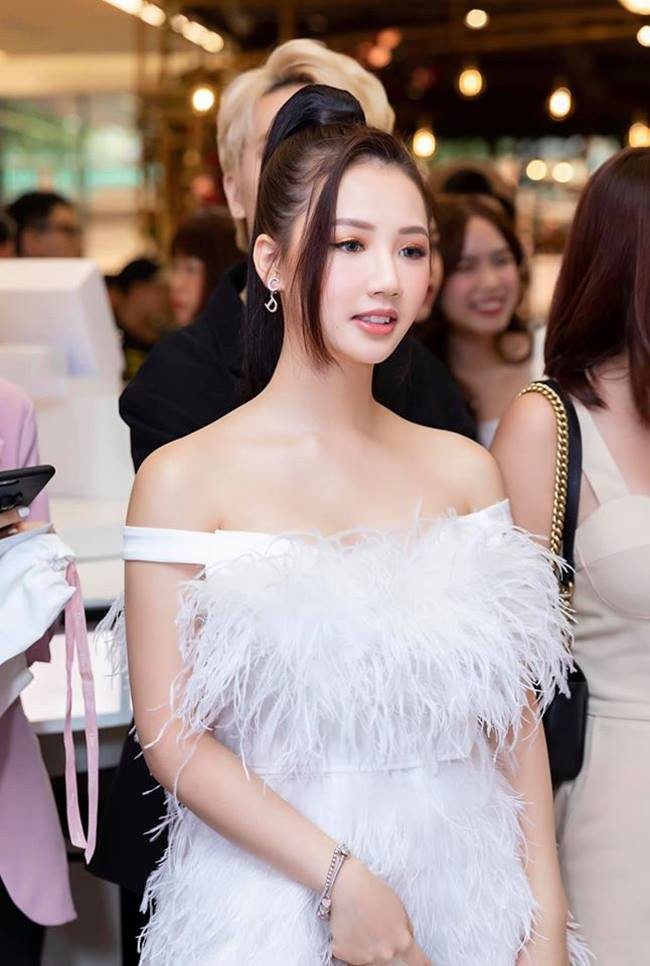Tuy nhiên, thời điểm hiện tại, khi cô trở thành giọng ca nổi tiếng và được khen ngợi như biểu tượng "nữ thần" thế hệ mới của làng giải trí thì lịch trình bận rộn khiến AMEE không thể siết chặt chế độ giảm cân như đã vạch sẵn.