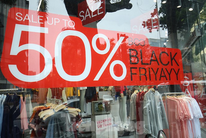 Chạy dọc trên các con phố sầm uất ở Hà Nội là các cửa hàng cửa hiệu đều sale off 50%. Ảnh: Tiền phong.
