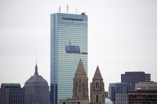 Cao ốc John Hancock ở thành phố Boston, bang Massachusetts (Mỹ) gồm 60 tầng và cao 241 m. Trước khi công trình được cải tạo, những người dân sống ở các tầng cao nhất tại đây cho biết họ thường xuyên bị cảm giác say, chóng mặt. Ảnh: WBUR.