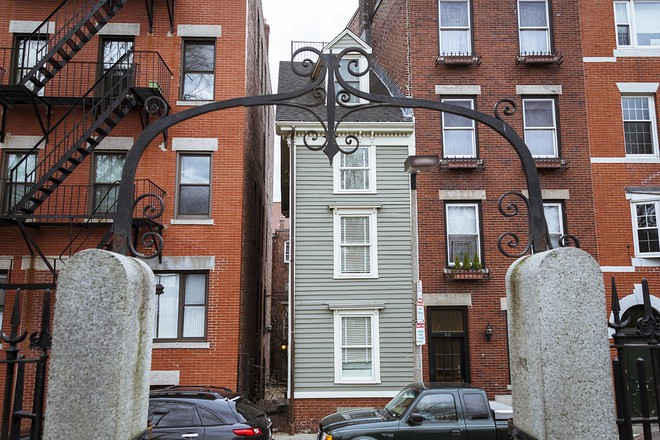 Ngôi nhà 4 tầng ở thành phố Boston, bang Massachusetts (Mỹ) rộng khoảng 3,1 m và chỉ có thể bước vào thông qua một con hẻm nhỏ. Tại điểm hẹp nhất của ngôi nhà, một người trưởng thành có thể dựa lưng vào tường mà vẫn có thể chạm được bức tường đối diện. Ảnh: Creative Commons.
